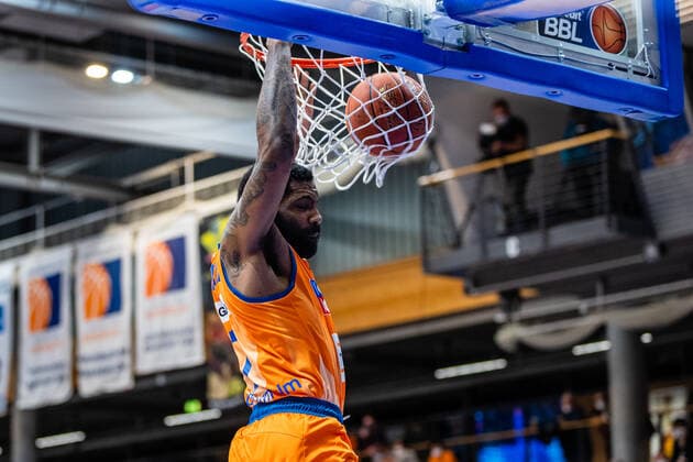 BB-1BL Syntainics MBC - Ratiopharm Ulm Sindarius Thornwell ( 7 Ratiopharm Ulm) waehrend der Begegnung Saison 2021-2022 (Herren) in der EasyCredit Bundesliga zwischen Syntainics MBC und Ratiopharm Ulm in der Stadthalle Weissenfels am 8. January 2022 in Weissenfels, Sachsen Anhalt, Deutschland