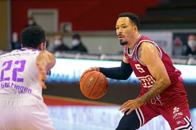 08.01.2022, xovx, Basketball 1. Bundesliga, easy Credit BBL, JobStairs Gießen 46ers - BG Göttingen v.l. Stephen Brown Jr. (BG Göttingen), Kyan Anderson (Gießen 46ers) Gießen Sporthalle Ost Hessen Deutschland (DE)