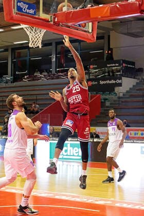 08.01.2022, xovx, Basketball 1. Bundesliga, easy Credit BBL, JobStairs Gießen 46ers - BG Göttingen v.l. Harper Kamp (BG Göttingen), Phillip Fayne II (Gießen 46ers), Kamar Baldwin (BG Göttingen) Gießen Sporthalle Ost Hessen Deutschland (DE)