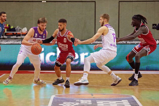 08.01.2022, xovx, Basketball 1. Bundesliga, easy Credit BBL, JobStairs Gießen 46ers - BG Göttingen v.l. Jake Toolson (BG Göttingen), Kendale McCullum (Gießen 46ers), Mathis Mönninghoff (BG Göttingen), Nuni Omot (Gießen 46ers) Gießen Sporthalle Ost Hessen Deutschland (DE)