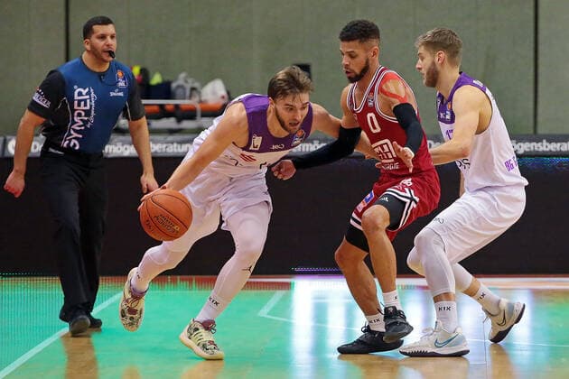 08.01.2022, xovx, Basketball 1. Bundesliga, easy Credit BBL, JobStairs Gießen 46ers - BG Göttingen v.l. Jake Toolson (BG Göttingen), Kendale McCullum (Gießen 46ers), Mathis Mönninghoff (BG Göttingen) Gießen Sporthalle Ost Hessen Deutschland (DE)