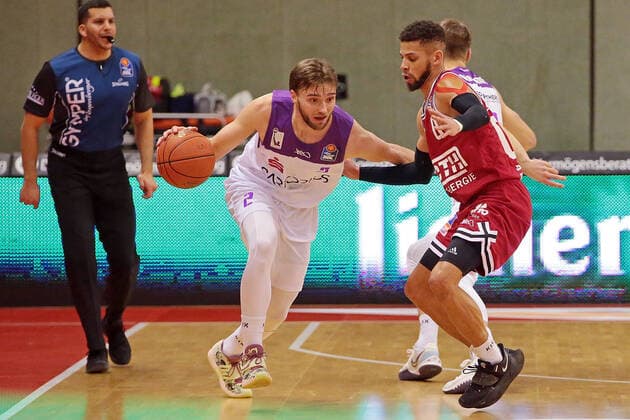 08.01.2022, xovx, Basketball 1. Bundesliga, easy Credit BBL, JobStairs Gießen 46ers - BG Göttingen v.l. Jake Toolson (BG Göttingen), Kendale McCullum (Gießen 46ers) Gießen Sporthalle Ost Hessen Deutschland (DE)