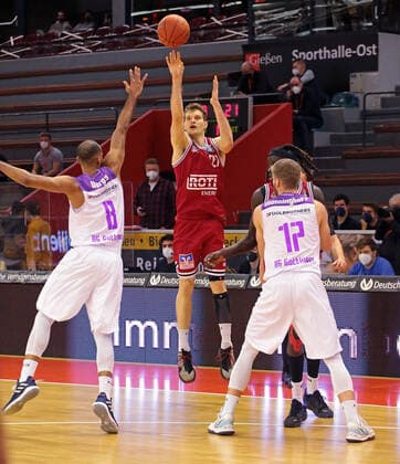 08.01.2022, xovx, Basketball 1. Bundesliga, easy Credit BBL, JobStairs Gießen 46ers - BG Göttingen v.l. Akeem Vargas (BG Göttingen), Florian Koch (Gießen 46ers), Mathis Mönninghoff (BG Göttingen), Nuni Omot (Gießen 46ers) Gießen Sporthalle Ost Hessen Deutschland (DE)