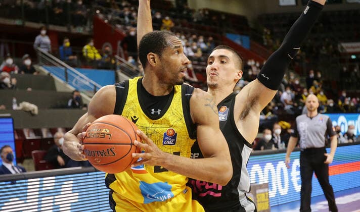Ludwigsburg , Basketball easycredit BBL Bundesliga . MHP Riesen Ludwigsburg vs. medi Bayreuth , von vorne: Tremmell Darden ( Riesen ) Philip Jalalpoor ( Bayreuth )