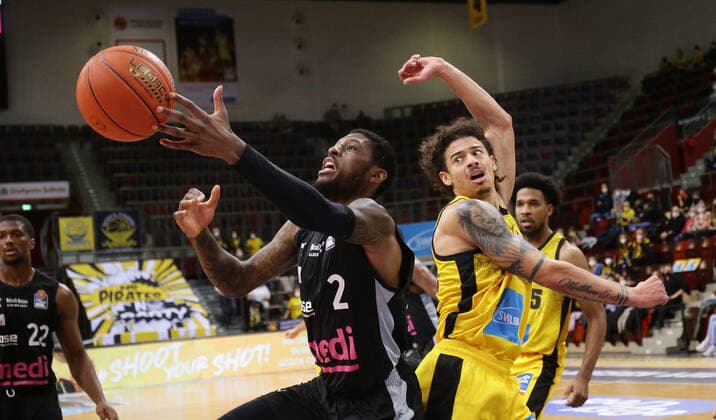 Ludwigsburg , Basketball easycredit BBL Bundesliga . MHP Riesen Ludwigsburg vs. medi Bayreuth , von links: Sacar Anim ( Bayreuth ) Jonah radebaugh ( Riesen )