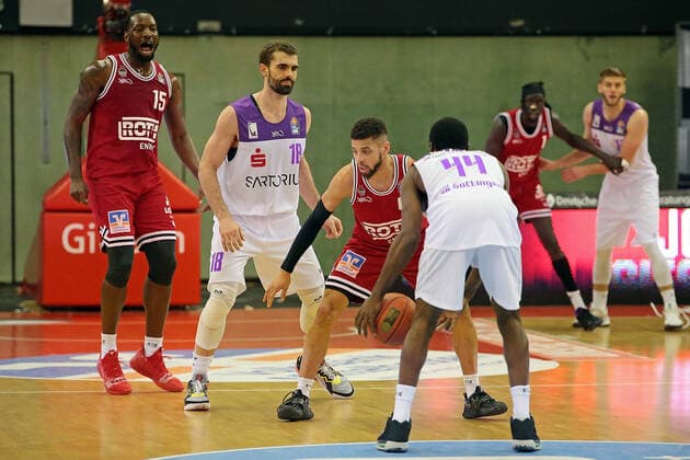08.01.2022, xovx, Basketball 1. Bundesliga, easy Credit BBL, JobStairs Gießen 46ers - BG Göttingen v.l. Jalon Miller (Gießen 46ers), Harper Kamp (BG Göttingen), Kendale McCullum (Gießen 46ers), Kamar Baldwin (BG Göttingen), Nuni Omot (Gießen 46ers), Mathis Mönninghoff (BG Göttingen) Gießen Sporthalle Ost Hessen Deutschland (DE)