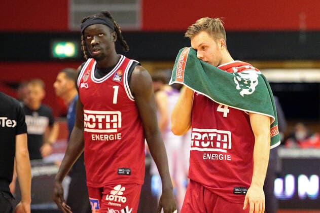 08.01.2022, xovx, Basketball 1. Bundesliga, easy Credit BBL, JobStairs Gießen 46ers - BG Göttingen v.l. Nuni Omot (Gießen 46ers), Bjarne Kraushaar (Gießen 46ers) enttäuscht, enttäuscht schauend Gießen Sporthalle Ost Hessen Deutschland (DE)