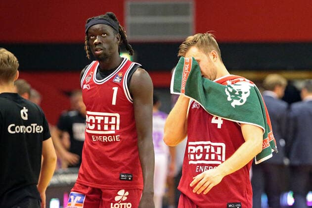 08.01.2022, xovx, Basketball 1. Bundesliga, easy Credit BBL, JobStairs Gießen 46ers - BG Göttingen v.l. Nuni Omot (Gießen 46ers), Bjarne Kraushaar (Gießen 46ers) enttäuscht, enttäuscht schauend Gießen Sporthalle Ost Hessen Deutschland (DE)