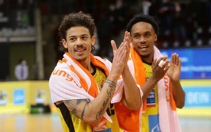 Ludwigsburg , Basketball easycredit BBL Bundesliga . MHP Riesen Ludwigsburg vs. medi Bayreuth , von links: Jonah Radebaugh James Woodard ( Riesen )