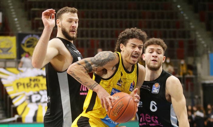 Ludwigsburg , Basketball easycredit BBL Bundesliga . MHP Riesen Ludwigsburg vs. medi Bayreuth , Jonah Radebaugh ( Riesen )