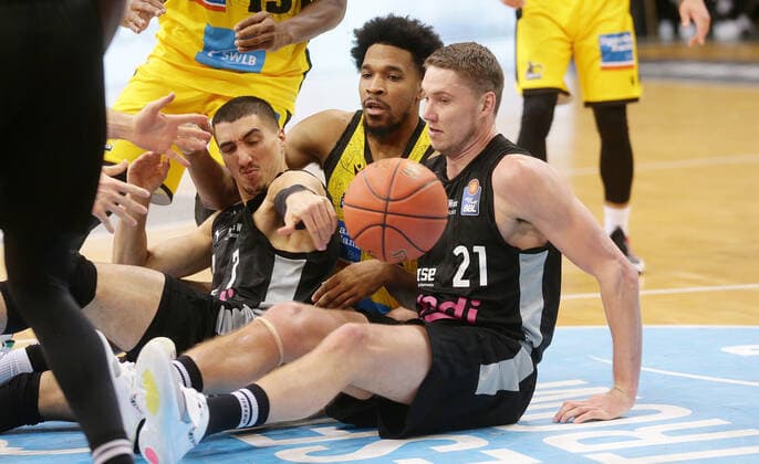 Ludwigsburg , Basketball easycredit BBL Bundesliga . MHP Riesen Ludwigsburg vs. medi Bayreuth , von links: Philip Jalalpoor ( Bayreuth ) JUstin Simon ( Riesen ) Janari Joesaar ( Bayreuth )