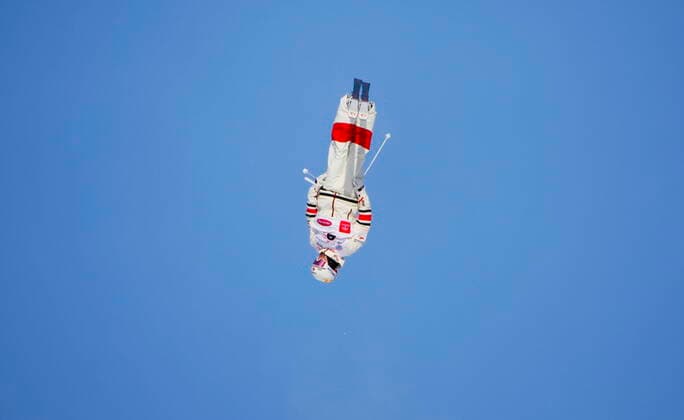 Bilder des Jahres 2022, Sport 01 Januar Sport Themen der Woche KW01 Freestyle Ski, Moguls, WC Mont-Tremblant January 8, 2022, Mont Tremblant, Quebec, Canada: Canada s Mikael Kingsbury jumps as he makes his way to a win in the men s freestyle ski world cup moguls at Mont Tremblant, Que., on Saturday, Jan. 8, 2022. The is Kingbury s 70th world cup win. Canada News - January 8, 2022  - ZUMAc35_ 20220108_zaf_c35_059 Copyright: xThexCanadianxPressx
