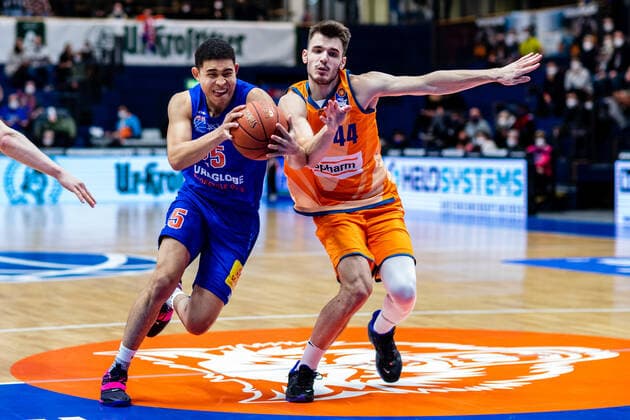 BB-1BL Syntainics MBC - Ratiopharm Ulm Evans Rapieque ( 25 Syntainics MBC), Fedor Zugic ( 44 Ratiopharm Ulm) waehrend der Begegnung Saison 2021-2022 (Herren) in der EasyCredit Bundesliga zwischen Syntainics MBC und Ratiopharm Ulm in der Stadthalle Weissenfels am 8. January 2022 in Weissenfels, Sachsen Anhalt, Deutschland