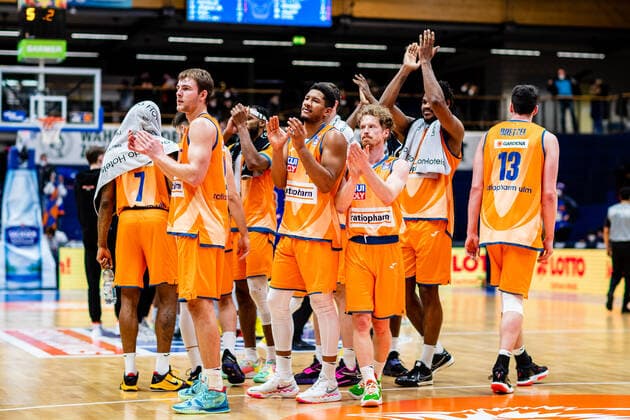 BB-1BL Syntainics MBC - Ratiopharm Ulm Jubel bei Ratiopharm Ulm nach Sieg 75:89 waehrend der Begegnung Saison 2021-2022 (Herren) in der EasyCredit Bundesliga zwischen Syntainics MBC und Ratiopharm Ulm in der Stadthalle Weissenfels am 8. January 2022 in Weissenfels, Sachsen Anhalt, Deutschland