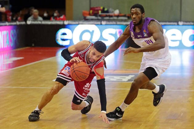 08.01.2022, xovx, Basketball 1. Bundesliga, easy Credit BBL, JobStairs Gießen 46ers - BG Göttingen v.l. Kendale McCullum (Gießen 46ers), Kamar Baldwin (BG Göttingen) Gießen Sporthalle Ost Hessen Deutschland (DE)