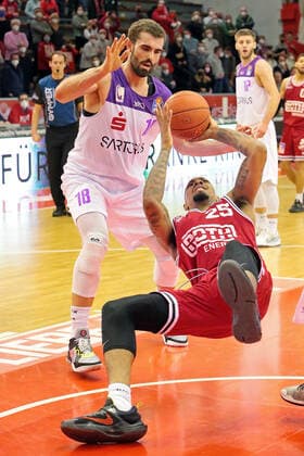 08.01.2022, xovx, Basketball 1. Bundesliga, easy Credit BBL, JobStairs Gießen 46ers - BG Göttingen v.l. Harper Kamp (BG Göttingen), Phillip Fayne II (Gießen 46ers) Gießen Sporthalle Ost Hessen Deutschland (DE)