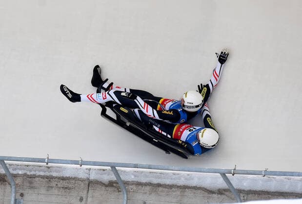 Bilder des Jahres 2022, Sport 01 Januar Sport Themen der Woche KW01 Sport Bilder des Tages (220109) -- LATVIA, Jan. 9, 2022 -- Yannick Muller and Armin Frauscher of Austria crash during the Doubles competition at the FIL Luge World Cup in in Sigulda, Latvia, Jan. 8, 2022. (Photo by Xinhua) (SP)LATVIA-SIGULDA-LUGE-WORLD CUP-DOUBLES EdijsxPalens 