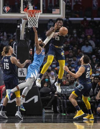 January 8, 2022, Los Angeles, California, USA: Jaren Jackson Jr. 13 of the Memphis Grizzlies wins a rebound from Marcus Morris 8 of the Los Angeles Clippers during their NBA, Basketball Herren, USA game on Saturday January 8, 2022 at Crypto.com Arena in Los Angeles, California. Clippers lose to Grizzlies, 108-123. PI Los Angeles USA - ZUMAp124 20220108_zaa_p124_016 Copyright: xJAVIERxROJASx
