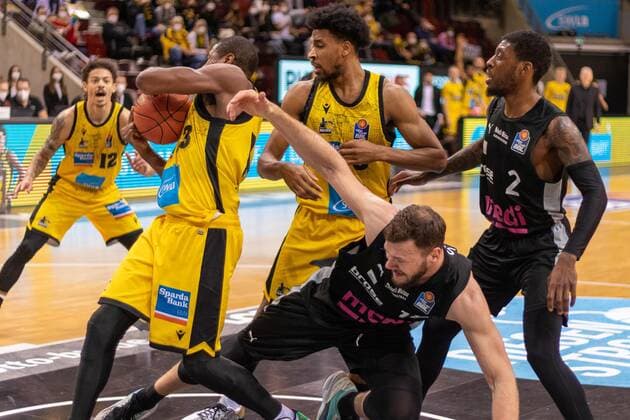 Jonah RADEBAUGH (MHP Riesen Ludwigsburg, 12) Yorman POLAS BARTOLO (MHP Riesen Ludwigsburg, 13) Sacar ANIM (Medi Bayreuth, 2), MHP Riesen Ludwigsburg vs. Medi Bayreuth, Basketball, Basketball Bundesliga, 16. Spieltag, 2021 2022, 08.01.2021, MHP Riesen Ludwigsburg vs. Medi Bayreuth, Basketball, Basketball Bundesliga, 16. Spieltag, 2021 2022, 08.01.2021 Ludwigsburg Copyright: xEibner-Pressefotox EP_FMR