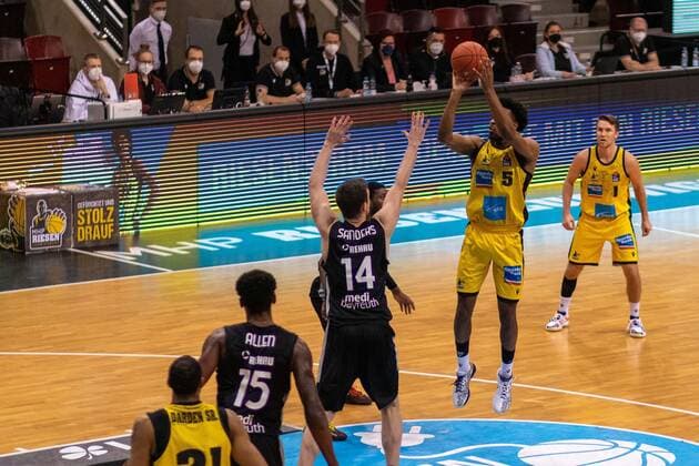 Moritz SANDERS (Medi Bayreuth, 14) Terry ALLEN (Medi Bayreuth, 15) Justin SIMON (MHP Riesen Ludwigsburg, 5 ) Jordan HULLS (MHP Riesen Ludwigsburg, 1 ), MHP Riesen Ludwigsburg vs. Medi Bayreuth, Basketball, Basketball Bundesliga, 16. Spieltag, 2021 2022, 08.01.2021, MHP Riesen Ludwigsburg vs. Medi Bayreuth, Basketball, Basketball Bundesliga, 16. Spieltag, 2021 2022, 08.01.2021 Ludwigsburg Copyright: xEibner-Pressefotox EP_FMR