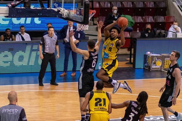 Kevin WOHLRATH (Medi Bayreuth, 6) Marcus THORNTON (Medi Bayreuth, 3) Moritz SANDERS (Medi Bayreuth, 14) Justin SIMON (MHP Riesen Ludwigsburg, 5 ) Tremmell DARDEN (MHP Riesen Ludwigsburg, 21), MHP Riesen Ludwigsburg vs. Medi Bayreuth, Basketball, Basketball Bundesliga, 16. Spieltag, 2021 2022, 08.01.2021, MHP Riesen Ludwigsburg vs. Medi Bayreuth, Basketball, Basketball Bundesliga, 16. Spieltag, 2021 2022, 08.01.2021 Ludwigsburg Copyright: xEibner-Pressefotox EP_FMR