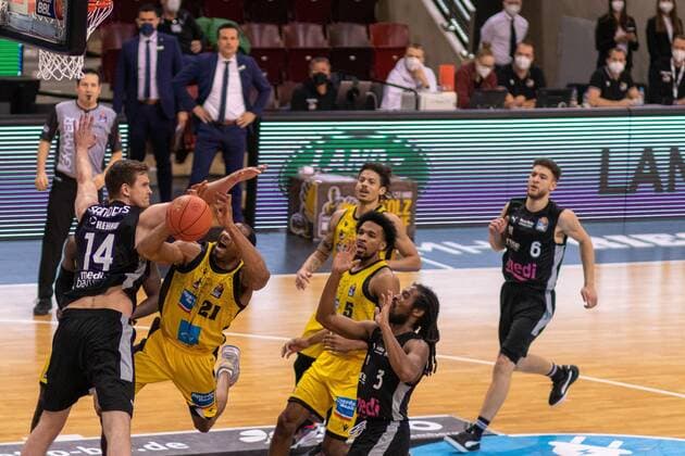 Moritz SANDERS (Medi Bayreuth, 14) Tremmell DARDEN (MHP Riesen Ludwigsburg, 21) Justin SIMON (MHP Riesen Ludwigsburg, 5 ) Kevin WOHLRATH (Medi Bayreuth, 6), MHP Riesen Ludwigsburg vs. Medi Bayreuth, Basketball, Basketball Bundesliga, 16. Spieltag, 2021 2022, 08.01.2021, MHP Riesen Ludwigsburg vs. Medi Bayreuth, Basketball, Basketball Bundesliga, 16. Spieltag, 2021 2022, 08.01.2021 Ludwigsburg Copyright: xEibner-Pressefotox EP_FMR