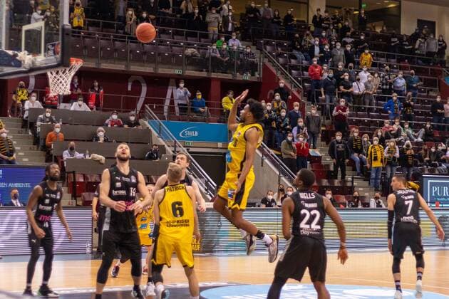 Johannes PATRICK (MHP Riesen Ludwigsburg, 6) Camron WELLS (Medi Bayreuth, 22) Martynas SAJUS (Medi Bayreuth, 19), MHP Riesen Ludwigsburg vs. Medi Bayreuth, Basketball, Basketball Bundesliga, 16. Spieltag, 2021 2022, 08.01.2021, MHP Riesen Ludwigsburg vs. Medi Bayreuth, Basketball, Basketball Bundesliga, 16. Spieltag, 2021 2022, 08.01.2021 Ludwigsburg Copyright: xEibner-Pressefotox EP_FMR