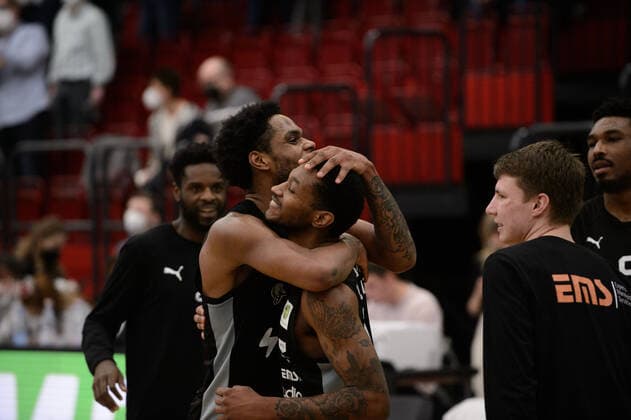 Jubel über den Sieg bei Antonio Lee AJ Davis Jr. (3 Nürnberg Falcons BC) und Dupree Mc Brayer (1 Nürnberg Falcons BC) nach der Partie Artland Dragons Quakenbrück vs Nürnberg Falcons BC. Basketball, ProA, Saison 2021 2022, 18. Spieltag, 08.01.2022. Copyright: xErikxHillmer EIBNERx EP_EHR Artland Dragons Quakenbrück vs Nürnberg Falcons BC. Basketball, ProA, Saison 2021 2022, 18. Spieltag, 08.01.2022 Quakenbrück Copyright: xErikxHillmer EIBNERx EP_EHR