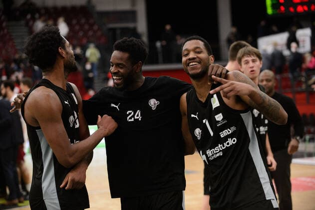 Jubel über den Sieg bei Antonio Lee AJ Davis Jr. (3 Nürnberg Falcons BC), Roland L™Amour Nyama (24 Nürnberg Falcons BC) und Dupree Mc Brayer (1 Nürnberg Falcons BC) nach der Partie Artland Dragons Quakenbrück vs Nürnberg Falcons BC. Basketball, ProA, Saison 2021 2022, 18. Spieltag, 08.01.2022. Copyright: xErikxHillmer EIBNERx EP_EHR Artland Dragons Quakenbrück vs Nürnberg Falcons BC. Basketball, ProA, Saison 2021 2022, 18. Spieltag, 08.01.2022 Quakenbrück Copyright: xErikxHillmer EIBNERx EP_EHR