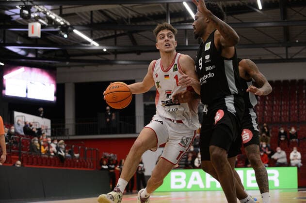 Zachary Ensminger (1 Artland Dragons Quakenbrück) gegen Josh Price (9 Nürnberg Falcons BC) bei der Partie Artland Dragons Quakenbrück vs Nürnberg Falcons BC. Basketball, ProA, Saison 2021 2022, 18. Spieltag, 08.01.2022. Copyright: xErikxHillmer EIBNERx EP_EHR Artland Dragons Quakenbrück vs Nürnberg Falcons BC. Basketball, ProA, Saison 2021 2022, 18. Spieltag, 08.01.2022 Quakenbrück Copyright: xErikxHillmer EIBNERx EP_EHR