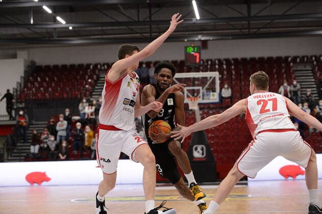 Antonio Lee AJ Davis Jr. (3 Nürnberg Falcons BC) gegen Jacob Knauf (25 Artland Dragons Quakenbrück) und Jonas Weitzel (27 Artland Dragons Quakenbrück) bei der Partie Artland Dragons Quakenbrück vs Nürnberg Falcons BC. Basketball, ProA, Saison 2021 2022, 18. Spieltag, 08.01.2022. Copyright: xErikxHillmer EIBNERx EP_EHR Artland Dragons Quakenbrück vs Nürnberg Falcons BC. Basketball, ProA, Saison 2021 2022, 18. Spieltag, 08.01.2022 Quakenbrück Copyright: xErikxHillmer EIBNERx EP_EHR
