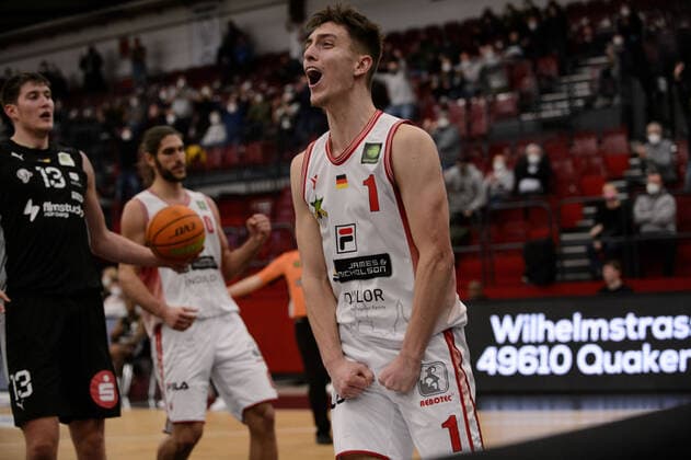 Zachary Ensminger (1 Artland Dragons Quakenbrück) jubelt über einen Korb bei der Partie Artland Dragons Quakenbrück vs Nürnberg Falcons BC. Basketball, ProA, Saison 2021 2022, 18. Spieltag, 08.01.2022. Copyright: xErikxHillmer EIBNERx EP_EHR Artland Dragons Quakenbrück vs Nürnberg Falcons BC. Basketball, ProA, Saison 2021 2022, 18. Spieltag, 08.01.2022 Quakenbrück Copyright: xErikxHillmer EIBNERx EP_EHR