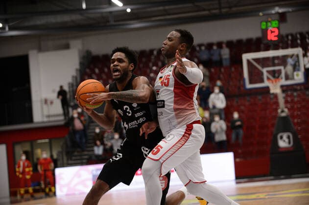 Antonio Lee AJ Davis Jr. (3 Nürnberg Falcons BC) gegen Demetrius Ward (45 Artland Dragons Quakenbrück) bei der Partie Artland Dragons Quakenbrück vs Nürnberg Falcons BC. Basketball, ProA, Saison 2021 2022, 18. Spieltag, 08.01.2022. Copyright: xErikxHillmer EIBNERx EP_EHR Artland Dragons Quakenbrück vs Nürnberg Falcons BC. Basketball, ProA, Saison 2021 2022, 18. Spieltag, 08.01.2022 Quakenbrück Copyright: xErikxHillmer EIBNERx EP_EHR