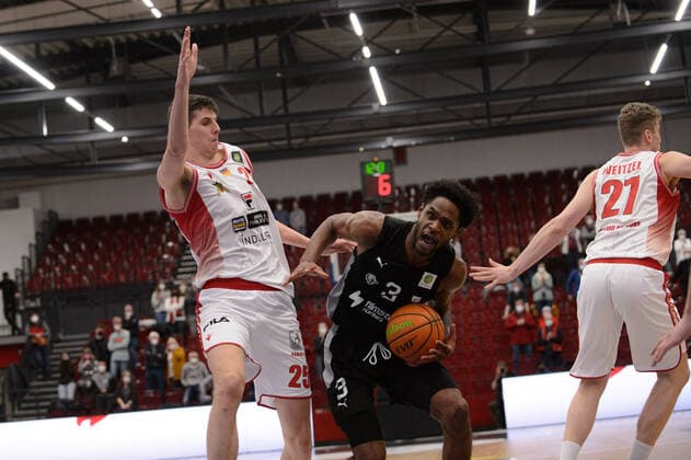 Antonio Lee AJ Davis Jr. (3 Nürnberg Falcons BC) gegen Jacob Knauf (25 Artland Dragons Quakenbrück) und Jonas Weitzel (27 Artland Dragons Quakenbrück) bei der Partie Artland Dragons Quakenbrück vs Nürnberg Falcons BC. Basketball, ProA, Saison 2021 2022, 18. Spieltag, 08.01.2022. Copyright: xErikxHillmer EIBNERx EP_EHR Artland Dragons Quakenbrück vs Nürnberg Falcons BC. Basketball, ProA, Saison 2021 2022, 18. Spieltag, 08.01.2022 Quakenbrück Copyright: xErikxHillmer EIBNERx EP_EHR