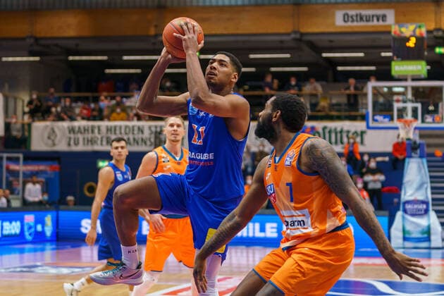 Kostja Mushidi (MBC, 11), Sindarius Thornwell (Ulm, 7), Syntainics MBC vs. Ratiopharm Ulm, Basketball Bundesliga, Maenner, 2021 2022, 14. Spieltag, , 08.01.2022, Syntainics MBC vs. Ratiopharm Ulm, Basketball Bundesliga, Maenner, 2021 2022, 14. Spieltag, , 08.01.2022, Weissenfels Copyright: xEibner-Pressefoto EckehardxSchulzx EP_EER