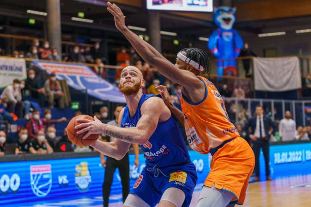 Reggie Upshaw (MBC, 30), Jaron Blossomgame (Ulm, 4), Syntainics MBC vs. Ratiopharm Ulm, Basketball Bundesliga, Maenner, 2021 2022, 14. Spieltag, , 08.01.2022, Syntainics MBC vs. Ratiopharm Ulm, Basketball Bundesliga, Maenner, 2021 2022, 14. Spieltag, , 08.01.2022, Weissenfels Copyright: xEibner-Pressefoto EckehardxSchulzx EP_EER