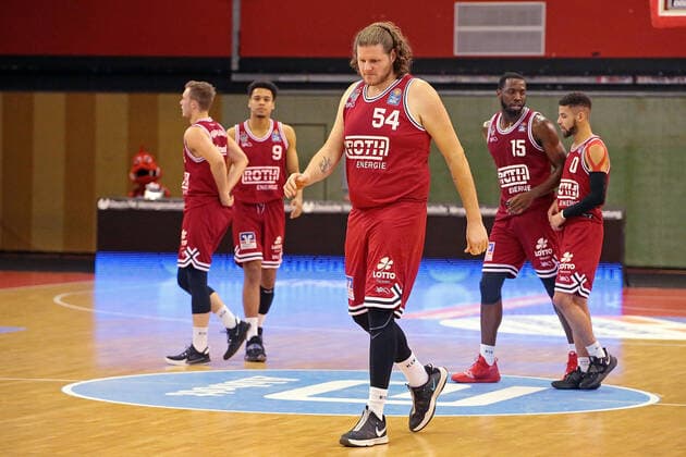 08.01.2022, xovx, Basketball 1. Bundesliga, easy Credit BBL, JobStairs Gießen 46ers - BG Göttingen v.l. Bjarne Kraushaar (Gießen 46ers), Maximilian Begue (Gießen 46ers), John Bryant (Gießen 46ers), Jalon Miller (Gießen 46ers), Kendale McCullum (Gießen 46ers) enttäuscht, enttäuscht schauend Gießen Sporthalle Ost Hessen Deutschland (DE)