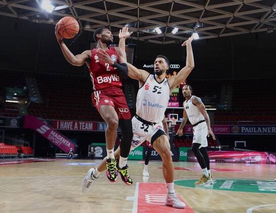Bayerns 2 Corey WALDEN vss Chemnitz 52 LOCKETT. Basketball, FC Bayern - Chemnitz, am 9.01.2022, Basketball Bundesliga, FC Bayern München Basketball - Niners Chemnitz, Saison 2021-2022, in Muenchen, A U D I D O M E, Deutschland. Quelle Copyright Credit : Oryk HAIST