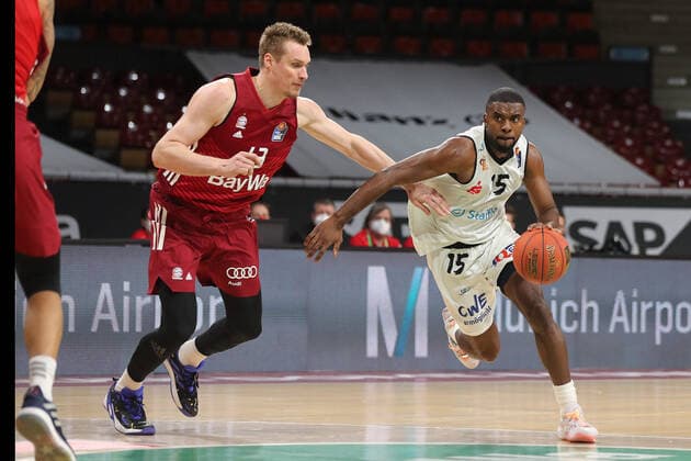 Zweikampf zwischen Leon Radosevic (Bayern Basketball, 43) und Frantz Massenat (NINERS Chemnitz, 15) GER, FC Bayern Basketball vs. NINERS Chemnitz, Basketball, 1.Bundesliga, Saison 2021 2022, 09.01.2022, GER, FC Bayern Basketball vs. NINERS Chemnitz, Basketball, 1.Bundesliga, Saison 2021 2022, 09.01.2022 Muenchen Copyright: xEIBNER MarcelxEngelbrechtx EP_EER