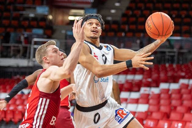 Ognjen Jaramaz 10 (FC Bayern), Nelson Weidemann 0 (Niners Chemnitz), FC Bayern Basketball vs. Chemnitz Niners, easyCredit BBL, 09.01.2022 Muenchen Bayern Deutschland