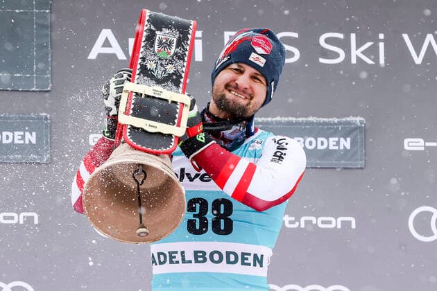 Bilder des Jahres 2022, Sport 01 Januar Sport Themen der Woche KW01 Sport Bilder des Tages ALPINE SKIING - FIS WC Adelboden ADELBODEN,SWITZERLAND,09.JAN.22 - ALPINE SKIING - FIS World Cup, slalom, men. Image shows Johannes Strolz (AUT). Keywords: trophy.  GEPAxpictures xPatrickxSteiner