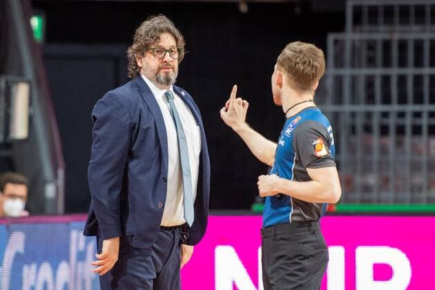 Head Coach Andrea Trinchieri (FC Bayern) wird vom Schiedsrichter ermahnt, FC Bayern Basketball vs. Chemnitz Niners, easyCredit BBL, 09.01.2022 Muenchen Bayern Deutschland
