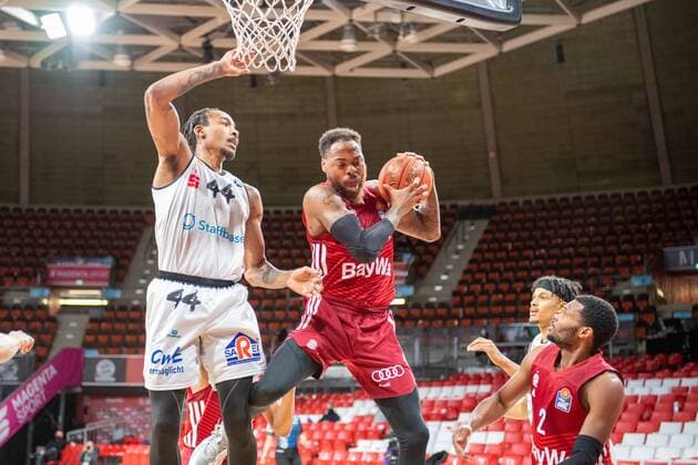 Darion Atkins 44 (Niners Chemnitz), Thomas Deshaun 1 (FC Bayern), FC Bayern Basketball vs. Chemnitz Niners, easyCredit BBL, 09.01.2022 Muenchen Bayern Deutschland