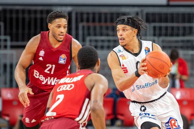 Augustine Rubit 21 (FC Bayern), Corey Walden 2 (FC Bayern), Nelson Weidemann 0 (Niners Chemnitz), FC Bayern Basketball vs. Chemnitz Niners, easyCredit BBL, 09.01.2022 Muenchen Bayern Deutschland