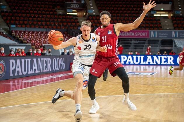 Mindaugas Susinskas 29 (Niners Chemnitz), Augustine Rubit 21 (FC Bayern), FC Bayern Basketball vs. Chemnitz Niners, easyCredit BBL, 09.01.2022 Muenchen Bayern Deutschland