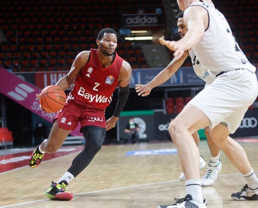 09.01.2022, BBL, FC Bayern Basketball vs Chemnitz Niners Basketball, im Bild: Corey Walden (FCB Basketball) vs Trent Lockett (Chemnitz Niners) und Mindaugas Susinskas (Chemnitz Niners)