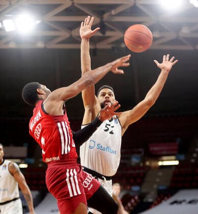 09.01.2022, BBL, FC Bayern Basketball vs Chemnitz Niners Basketball, im Bild: Corey Walden (FCB Basketball) vs Trent Lockett (Chemnitz Niners)