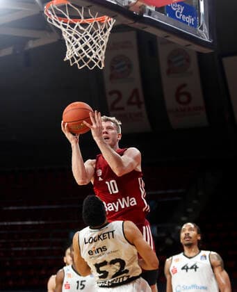 09.01.2022, BBL, FC Bayern Basketball vs Chemnitz Niners Basketball, im Bild: Trent Lockett (Chemnitz Niners) vs Ognjen Jaramaz (FCB Basketball)