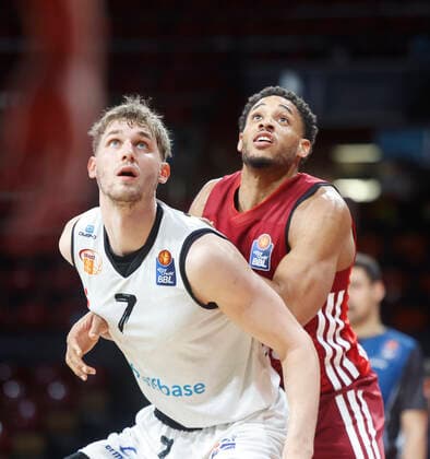 09.01.2022, BBL, FC Bayern Basketball vs Chemnitz Niners Basketball, im Bild: Jonas Richter (Chemnitz Niners) und Augustine Rubit (FCB Basketball)