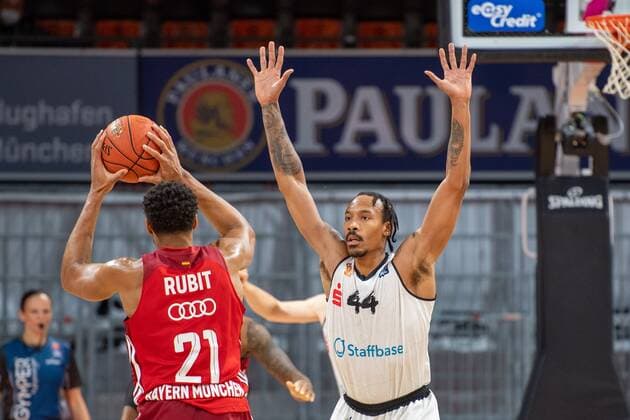 Augustine Rubit 21 (FC Bayern), Darion Atkins 44 (Niners Chemnitz), FC Bayern Basketball vs. Chemnitz Niners, easyCredit BBL, 09.01.2022 Muenchen Bayern Deutschland